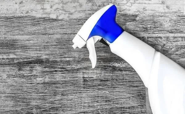 produit de pulvérisation blanc et bleu