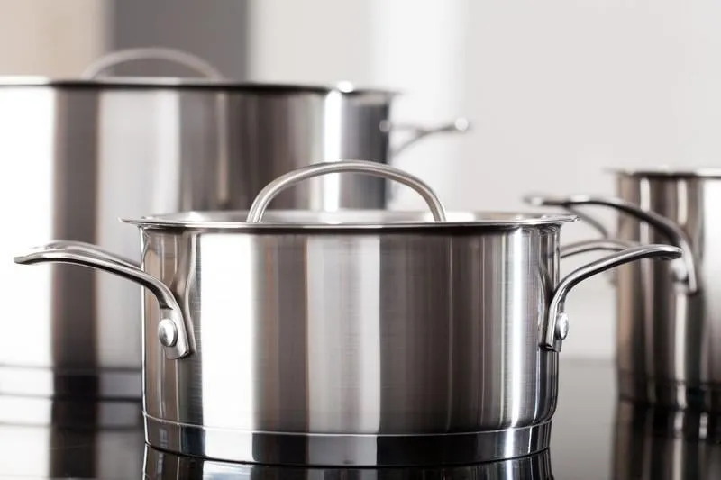 nouveaux pots en aluminium propres sur le dessus de la cuisine