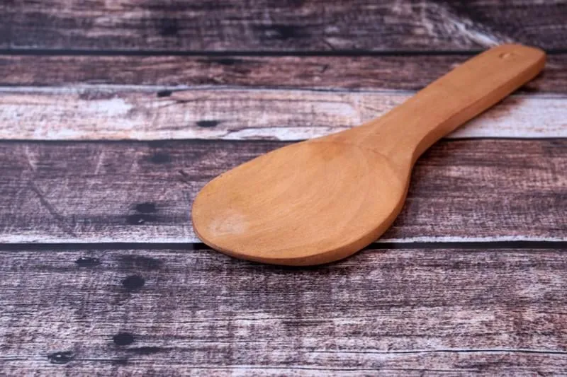 cuillère en bois sur fond en bois