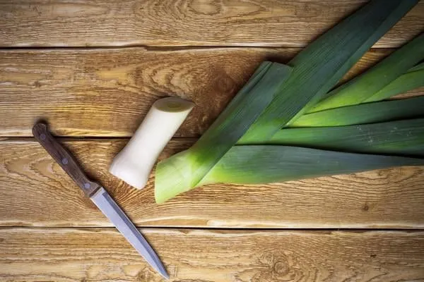 poireau biologique frais ferme sur fond en bois