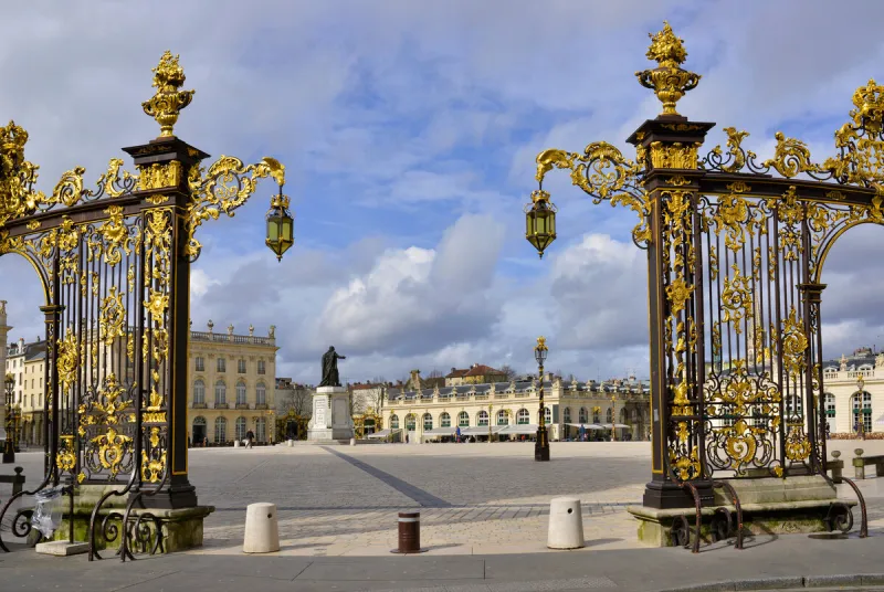 sur la place stanislas dans toute sa splendeur classique au delà de ses grilles sculptées qui s'ouvrent avec élégance à nancy (54000) en lorraine, dans le département de meurthe-et-moselle en région grand est, france