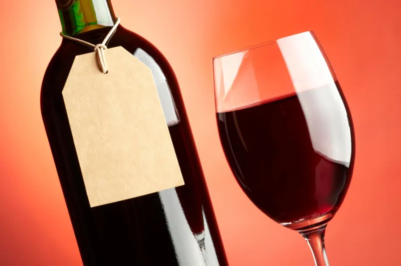 verre et bouteille de vin rouge avec étiquette
