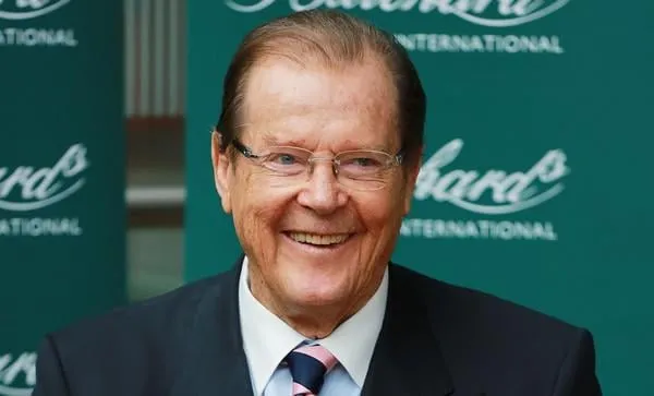 monsieur roger moore signe des copies de son livre dernier homme debout tel de tinseltown à hatchards, st pancras, londres, bretagne le 4 septembre 2014 photo par james shaw photoshot abacapresscom