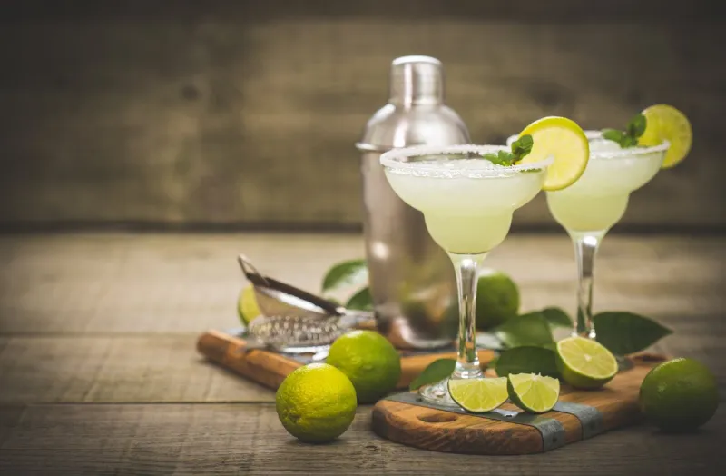 margarita cocktail with lime and mint