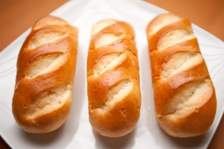 pain brioché fraîchement sorti du four sur un plat blanc