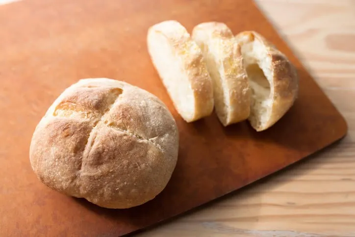 ciabatta fait maison sur une table en bois
