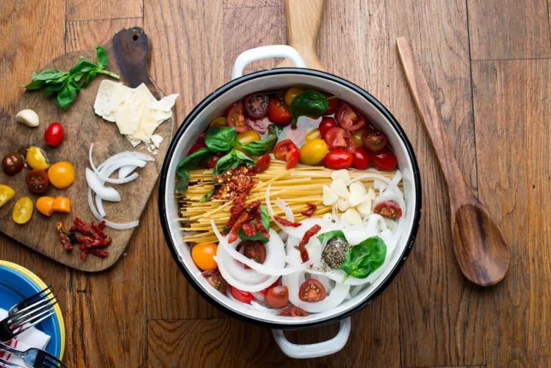 spaghetti,pasta,served,with,onions,,minced,garlic,,tomatoes,,red,onions