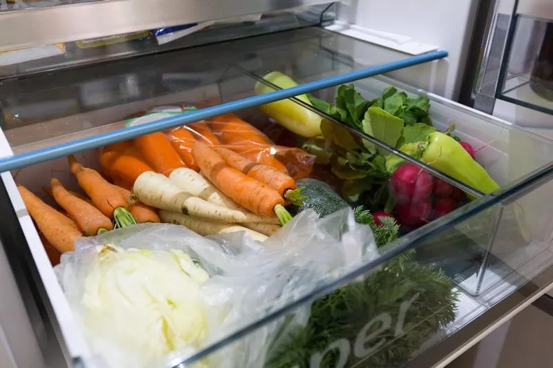 réfrigérateur ouvert rempli de légumes