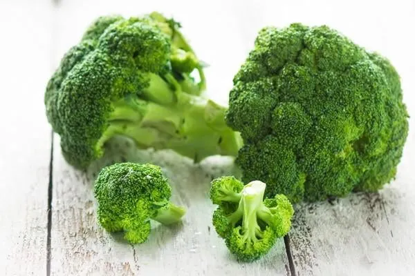 brocoli sur un fond en bois blanc