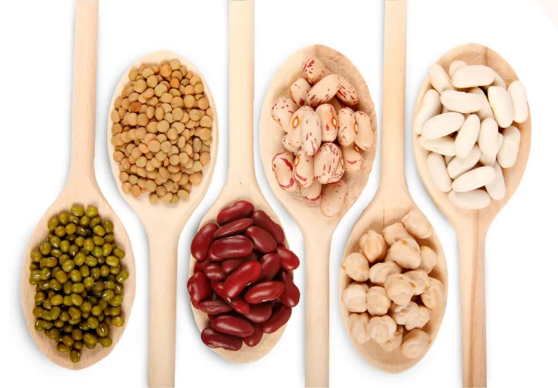 legumi su mestolo in legno