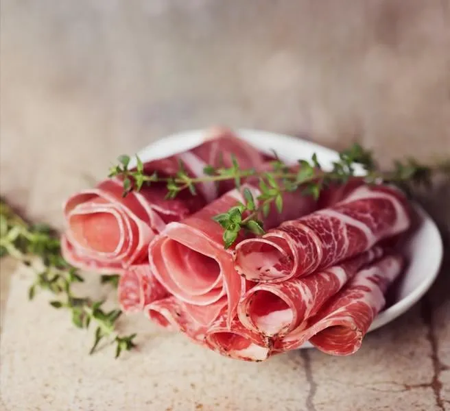 tranches de charcuterie sur une assiette