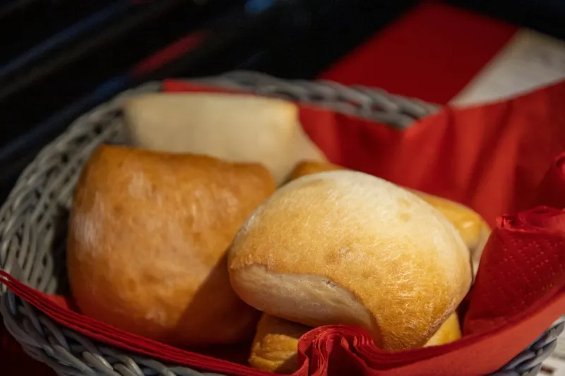 petits pains dans une corbeille