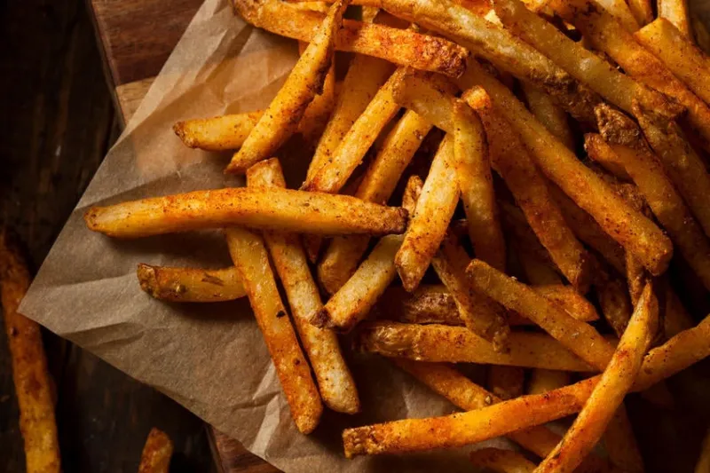 cajun frites assaisonnées avec du ketchup bio