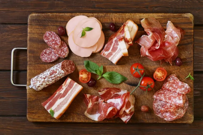 assortiment de charcuteries - jambon, saucisse, salami, parme, prosciutto, bacon