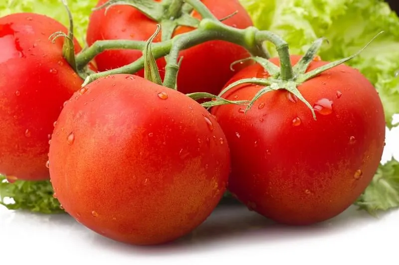 tomate rouge et gouttes d'eau se bouchent