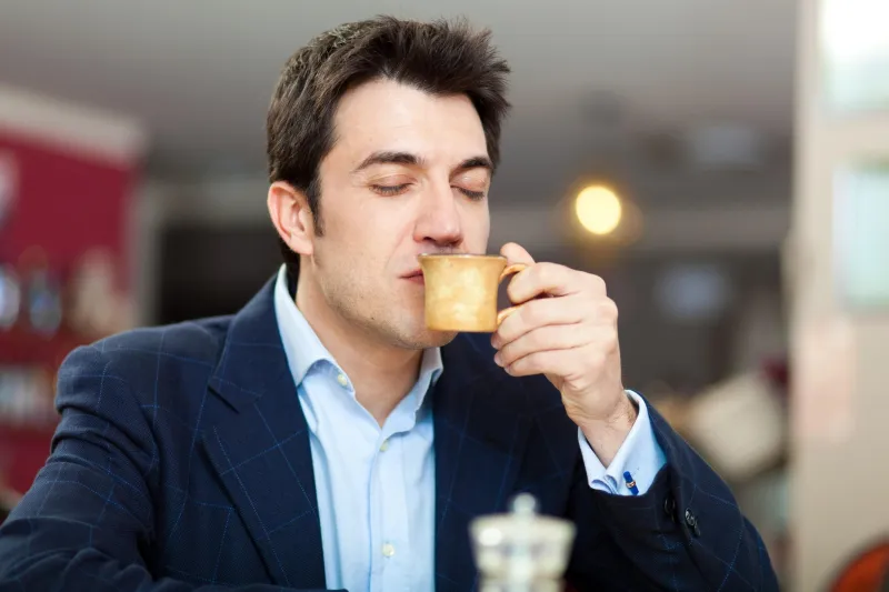 homme prenant un café au restaurant