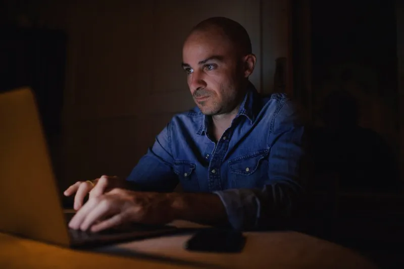 nachtarbeit am laptop