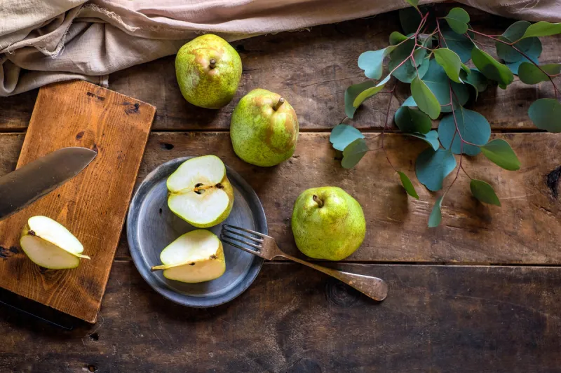 洋梨 ラ・フランス 包丁で切る