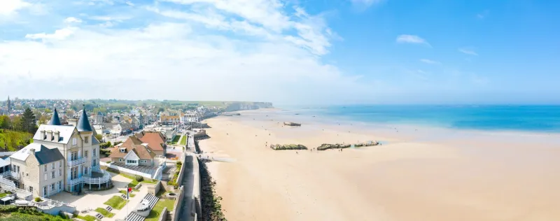 cette photo a été prise en france, en basse normandie à arromanches-les-bains avec un drone elle montre la plage de gold beach, rendu célèbre le jour du débarquement de normandie, le 6 juin