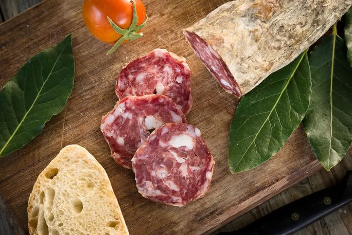 tranches de salami de porc