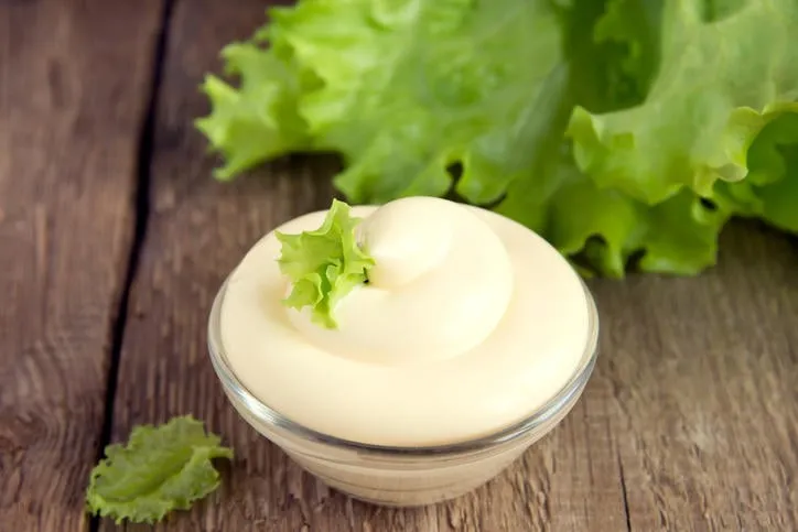 sauce mayonnaise savoureuse fraîche dans un bol sur fond en bois rustique, gros plan, horizontal