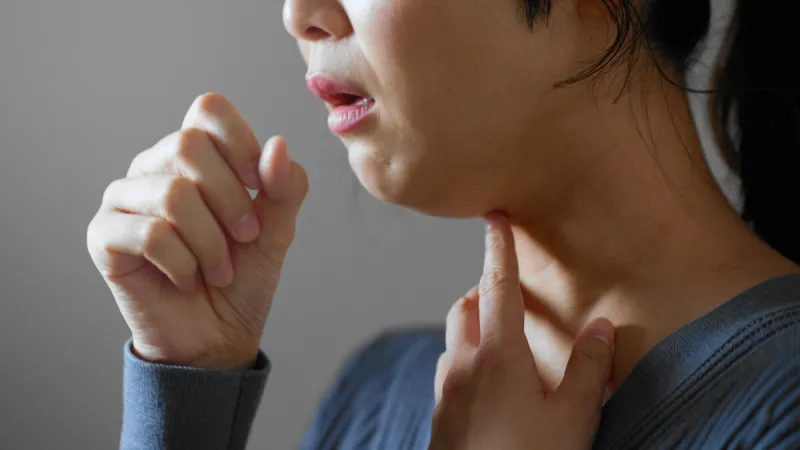 咳をする若い女性