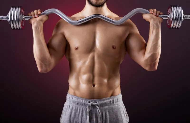 homme de remise en forme, soulever des poids avec barre de curl