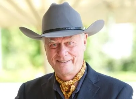 us acteur larry hagman pose lors de la présentation de la campagne de l'énergie solaire 'briller, bébé, briller' à munich, allemagne, 14 mai 2012 hagman soutient l'initiative bavaroise pour l'énergie solaire photo de sven hoppe dpa abacapresscom