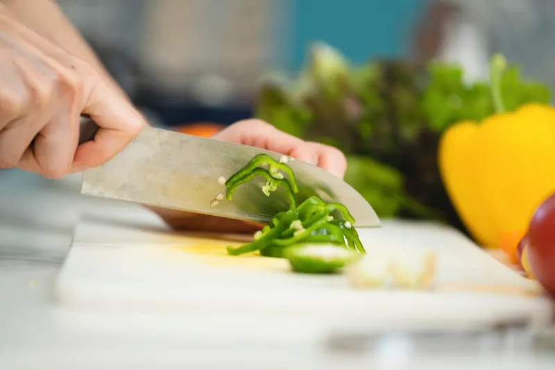 野菜を切る若い女性　料理イメージ
