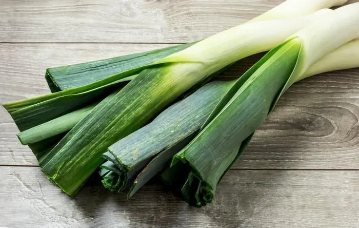 poireaux crus crus sur bois