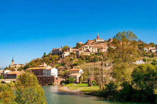 une vue d’un village traditionnel du tarn et garonne en automne