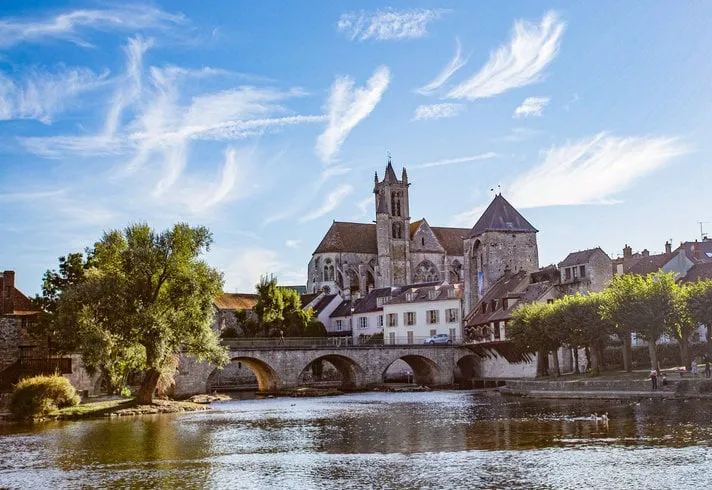 the bridge at moret sur loing which features in several of the impressionist paintings of alfred sisley