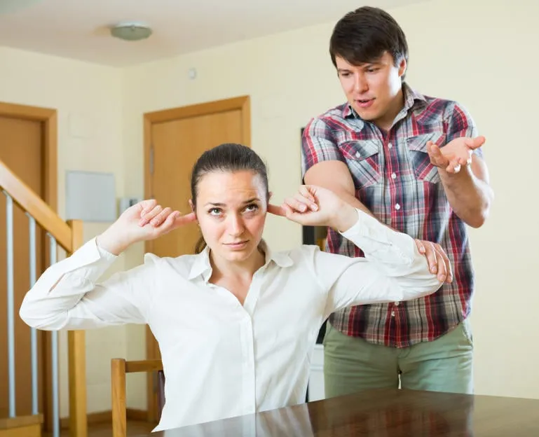 femme ayant des problèmes avec son mari espagnol à la maison