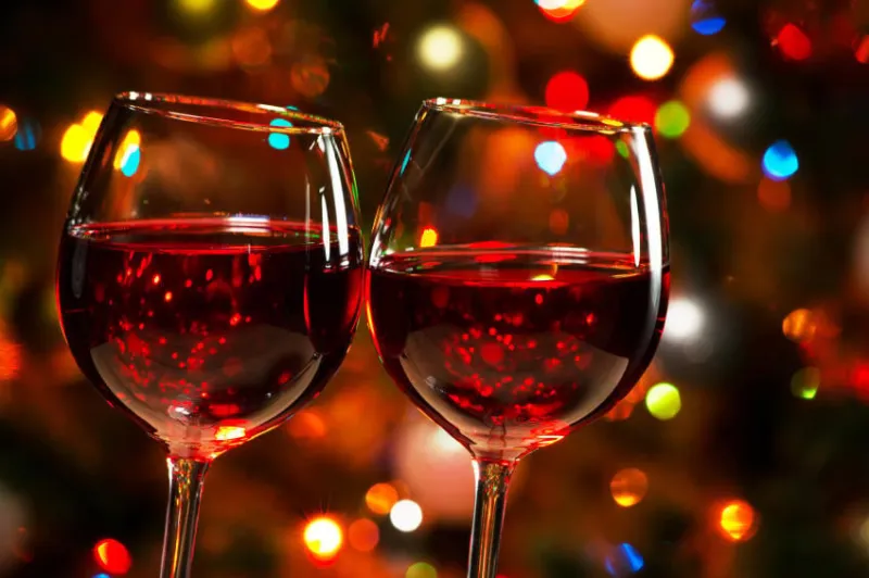 verres de vin en cristal sur le fond des lumières de noël