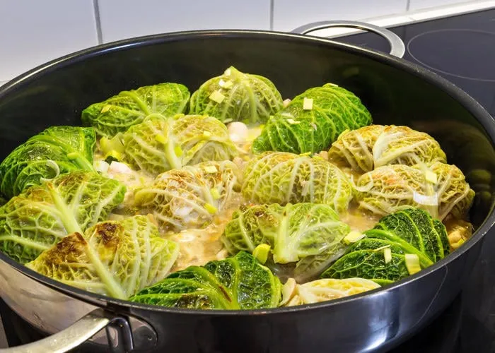 nourriture allemande traditionnelle remplie de chou de savoie avec de la viande à l'intérieur