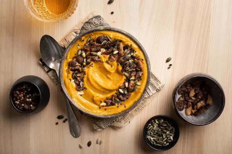 soupe velouté potiron et châtaigne aux graines de courge avec verre de cidre