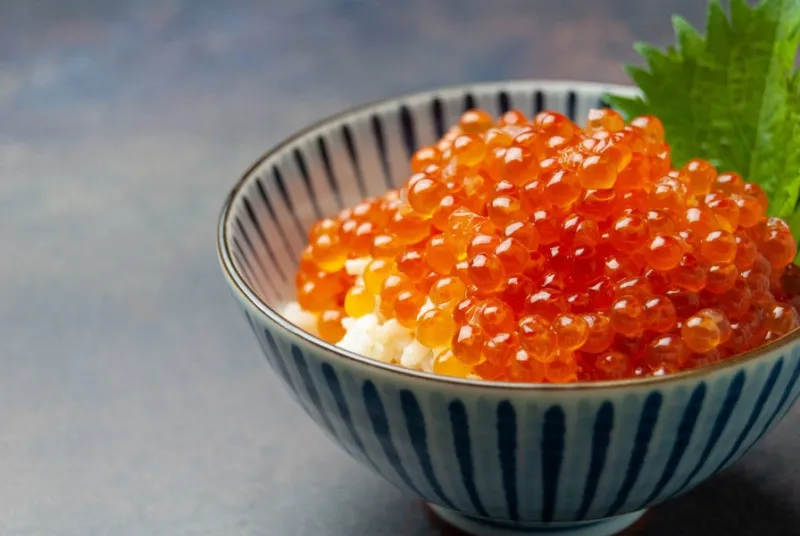 新鮮なイクラがたくさんかかった白いご飯