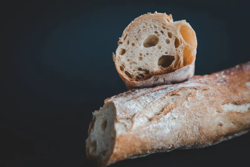 baguette de pain françaiseil s'agit d'une baguette tradition achetée dans une boulangerie traditionnellela photo a été prise sur fond noirla lumière est naturelle