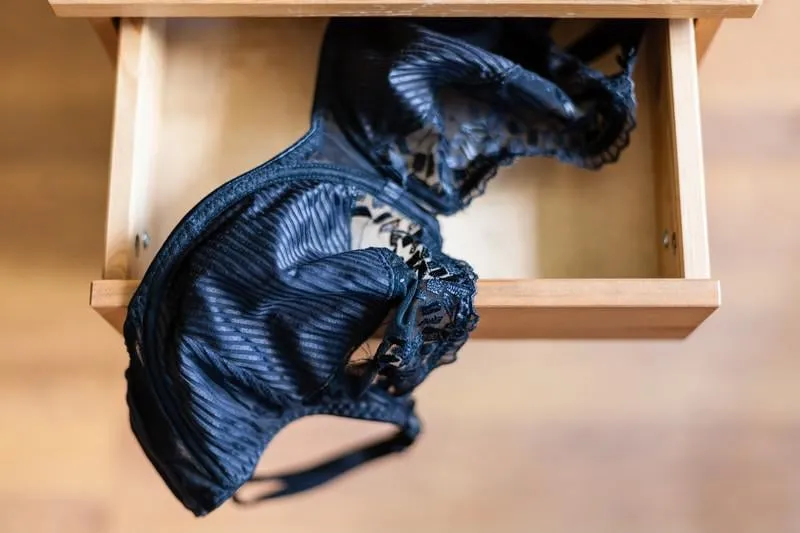 vue de dessus du soutien-gorge noir dans le tiroir ouvert de table de nuit
