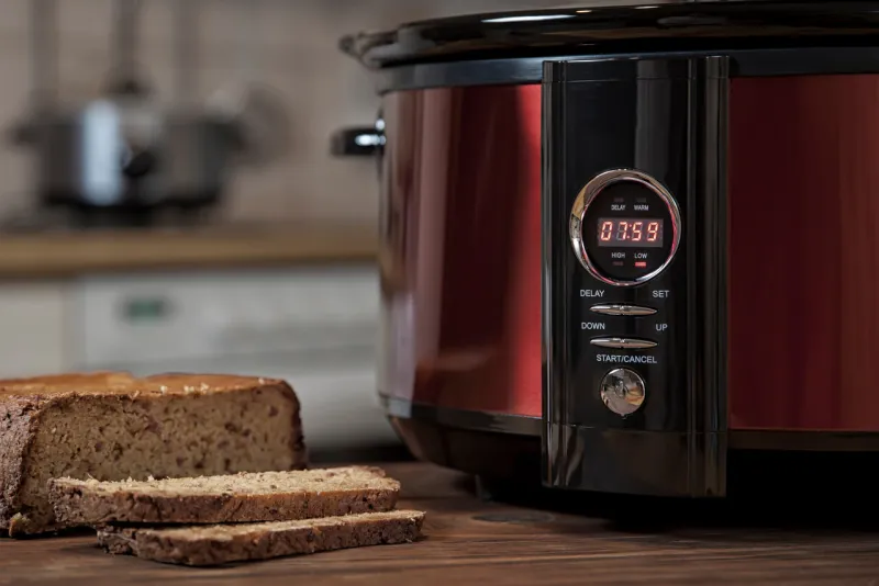 slow cooker (schongarer) in der küche zusammen mit einem angesc