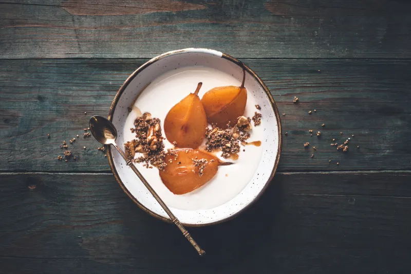 poires rôtis au miel, quinoa soufflé, noix et crème mascarpon