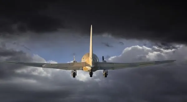 avion vole dans la tempête