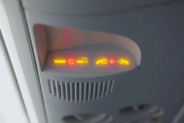 intérieur d'un avion, panneau supérieur sans signe de fumer