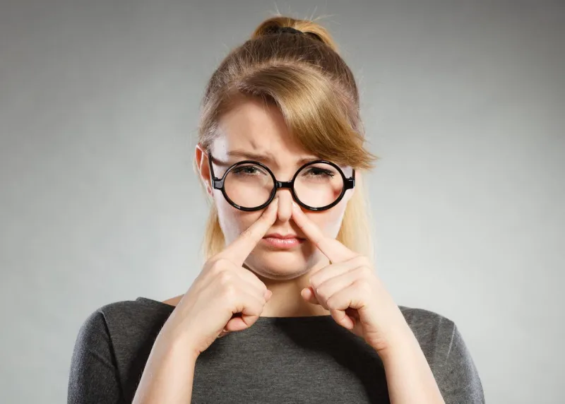 mauvaise odeur concept jeune femme se sent dégoût pince son nez avec les doigts à cause de l'odeur odeur désagréable puant réaction du visage