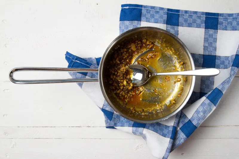 caramel et olives hachées dans une casserole en acier