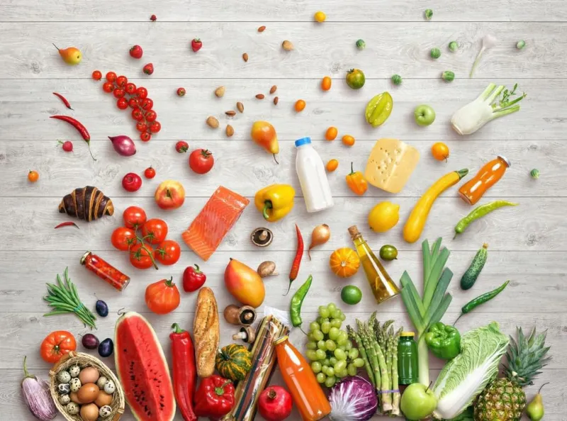 photo de studio de fond de nourriture saine de différents fruits et légumes sur le produit de haute résolution de table en bois, vue de dessus