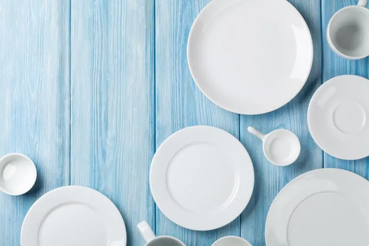 assiettes vides et bols sur fond en bois bleu vue de dessus avec espace copie