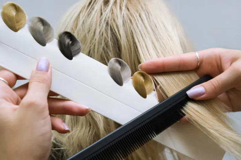 le coiffeur choisit le ton des échantillons de cheveux