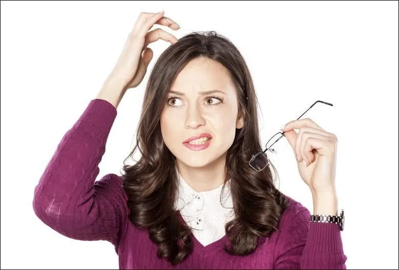 jeune femme réfléchie se gratter la tête