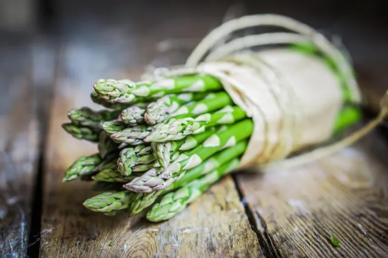 asperges sur fond en bois rustique